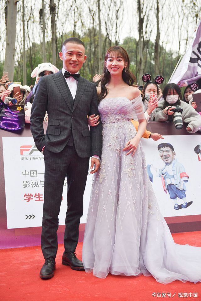 第五届好演员奖红毯秀,聂远手挽吴谨言好亲密!